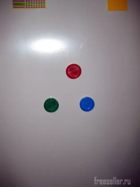 Простейшие самодельные напоминатели на холодильник из пластиковых крышек